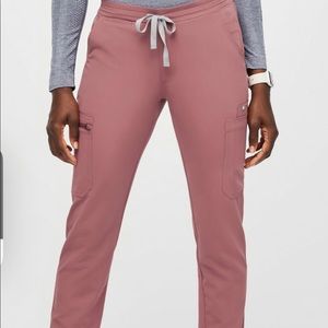 Limited edition Figs Mauve color in small petite Yola skinny scrub pants
